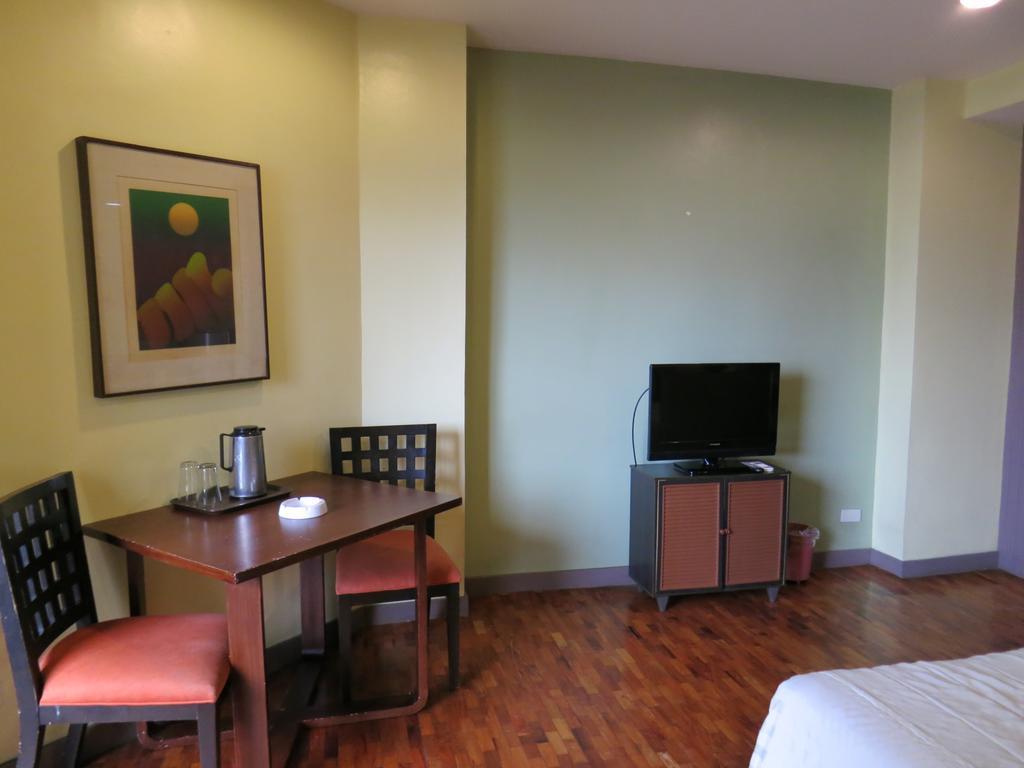 Midland Plaza Aparthotel Manila Exterior photo