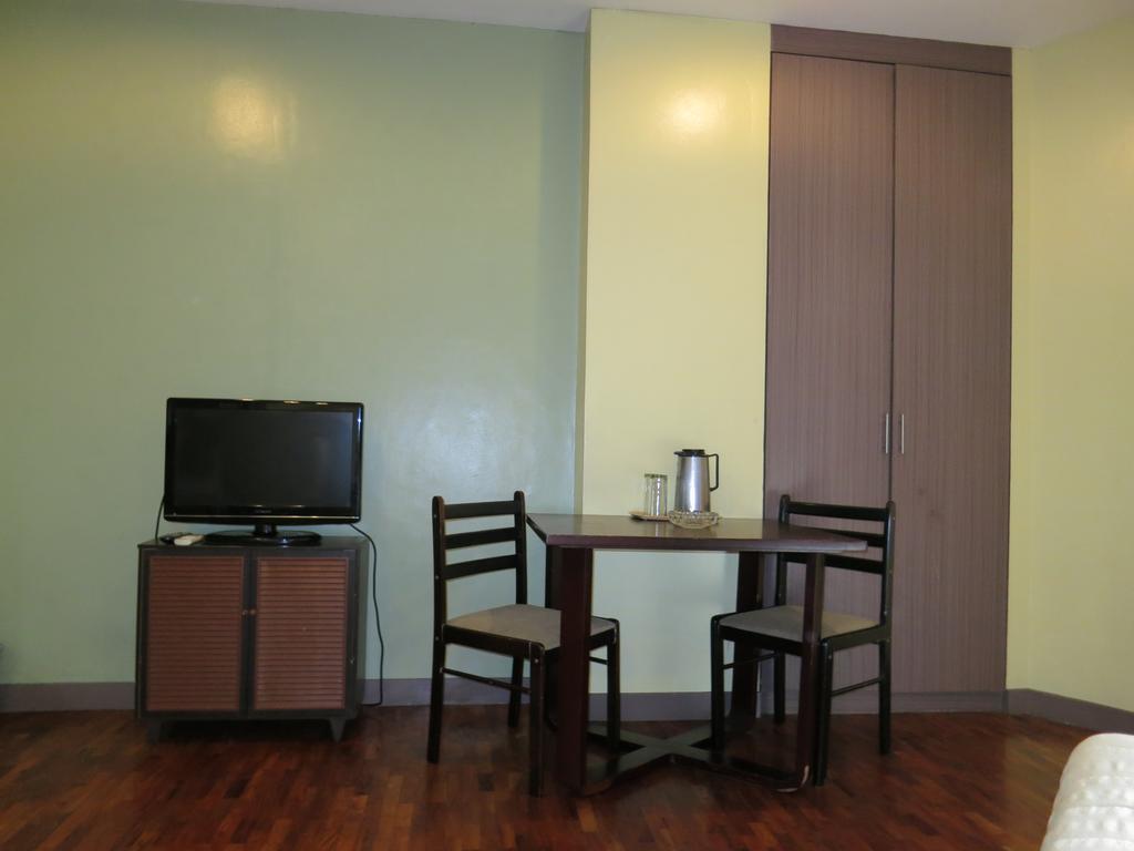 Midland Plaza Aparthotel Manila Exterior photo